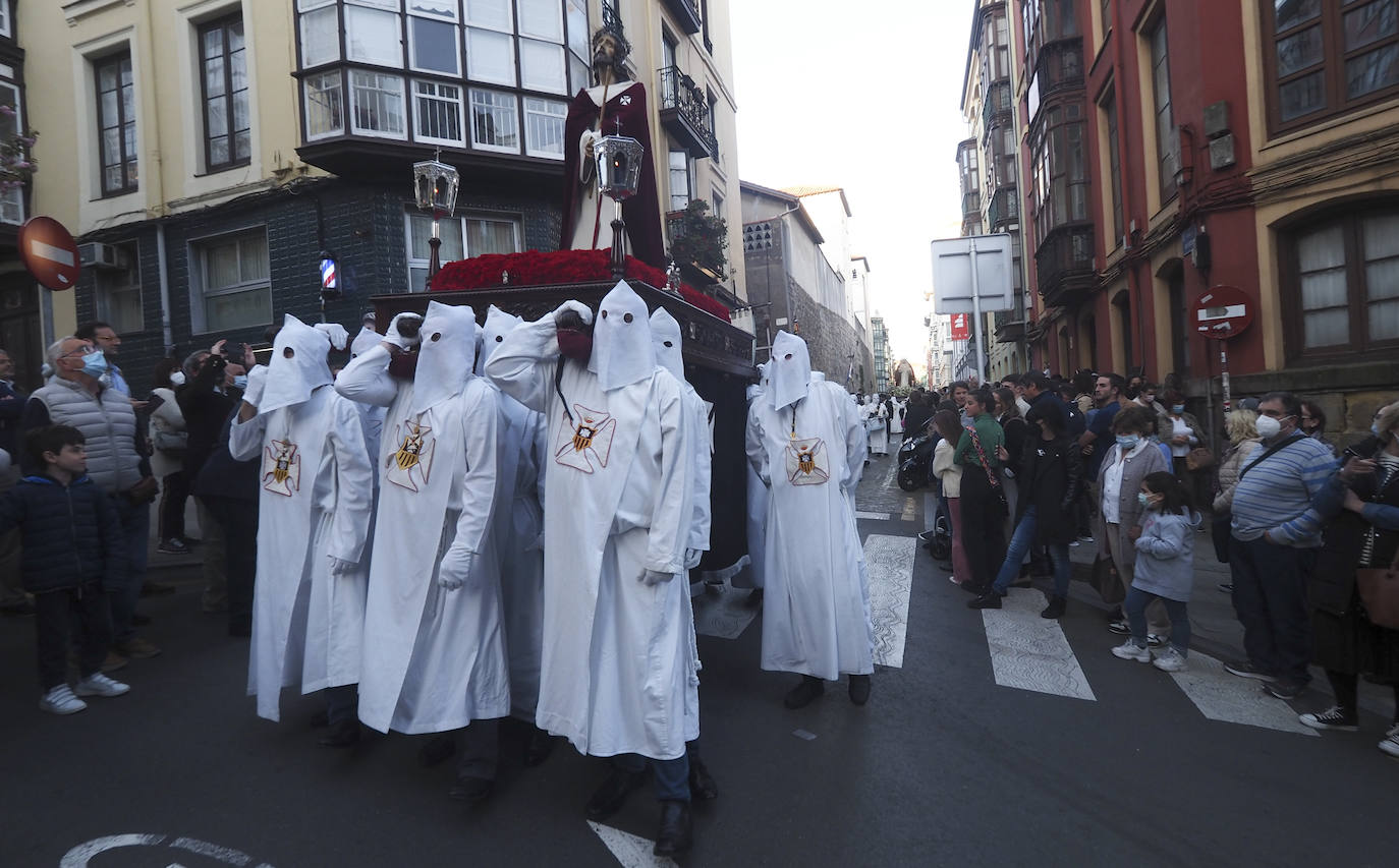 La procesión del Perdón y el Silencio de la Cofradía de La Merced ha salido este miércoles de la capilla de la calle de Bonifaz, con sus pasos Jesús Nazareno y Nuestra Señora, flanqueados por cerca de 80 cofrades. Un año más (y ya van diez) no hubo liberación de preso, a pesar de la solicitud hecha al Ministerio de Interior. En silencio y con mucho recogimiento, recorrieron las calles de Bonifaz, Lope de Vega, Hernán Cortés, Plaza del Príncipe, Plaza Porticada, Juan de Herrera, Isabel II, para enfilar la subida de Ruamayor, hasta la parroquia de la Consolación, en la calle Alta, donde hubo una estación de penitencia. Su cofrade mayor, Ignacio Pombo, explicó la emoción con la que los cofrades y fieles viven ese momento de «manifestación de la fe y catequesis, después de dos años sin poder salir a la calle».