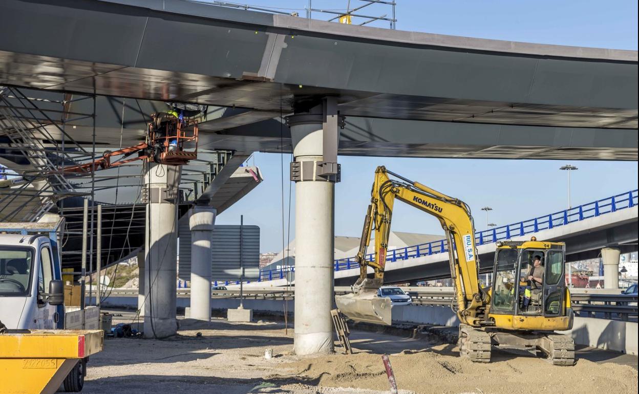 Los empresarios de la construcción, apoyados por CEOE, piden que los precios de las obras se actualicen ya. 