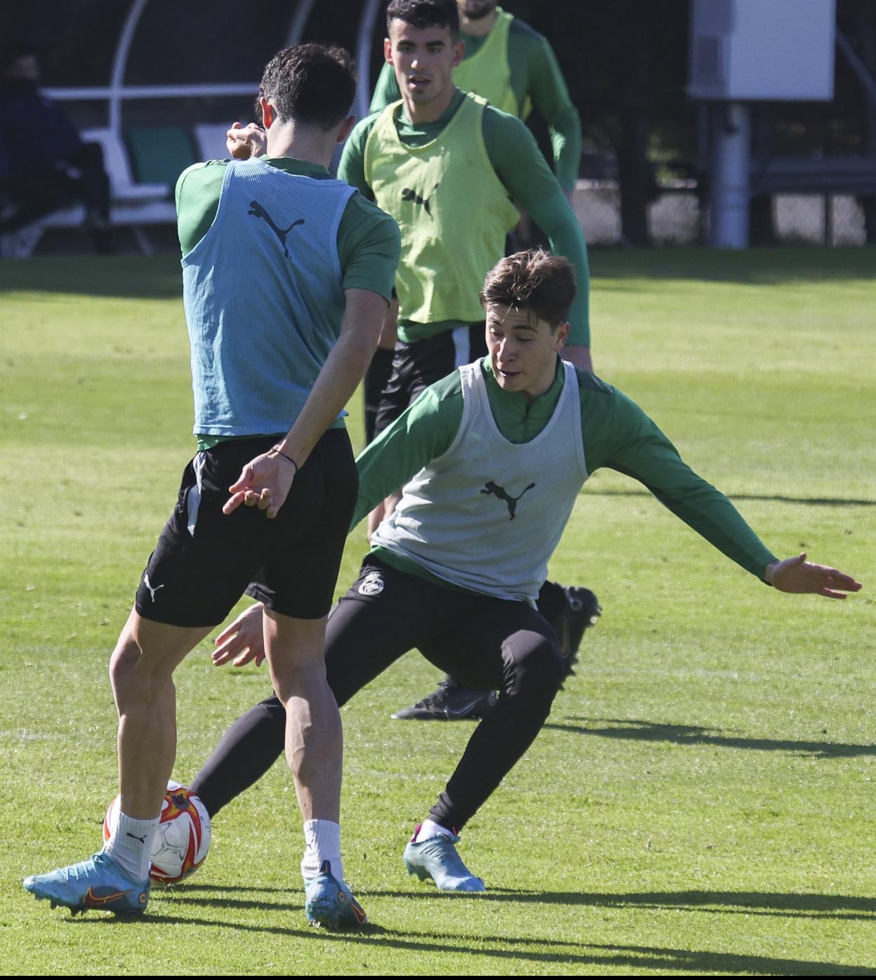 Pablo Torre disputa el balón en un entrenamiento. 