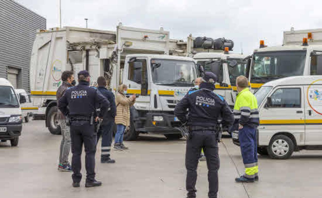 Vehículos del servicio de basuras antes de salir de las naves de Ascán