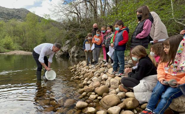 Acto «simbólico» del inicio de la suelta de alevines en el Nansa en el entorno de Rionansa.