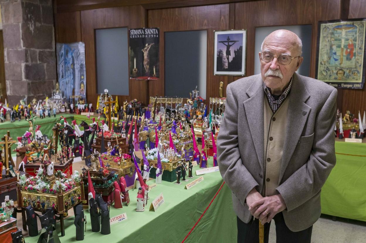 Antonio Pérez-Aguilera, ante la exposición de sus miniaturas de los pasos de Semana Santa. 