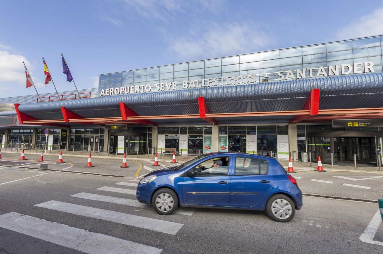 Un vehículo circula por el aparcamiento del aeropuerto Seve Ballesteros-Santander, en Parayas (Camargo). 