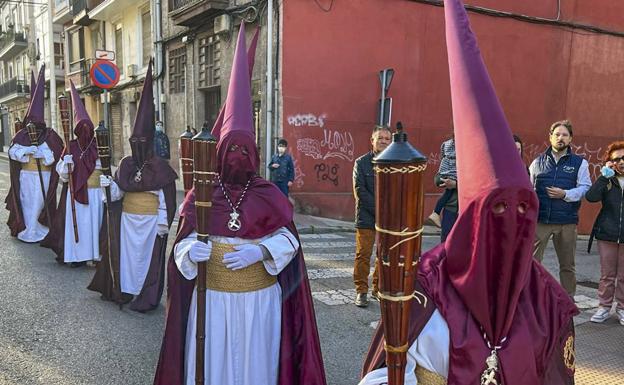 Pasos y nazarenos a ritmo de tambores