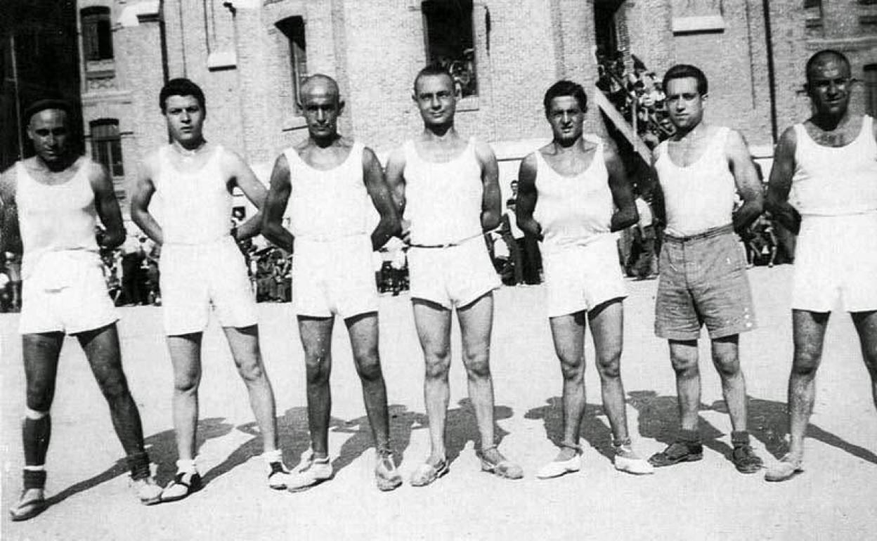 Hierro, tercero por la izquierda, jugador del equipo de baloncesto en la cárcel de Torrijos, Madrid, en 1943. 