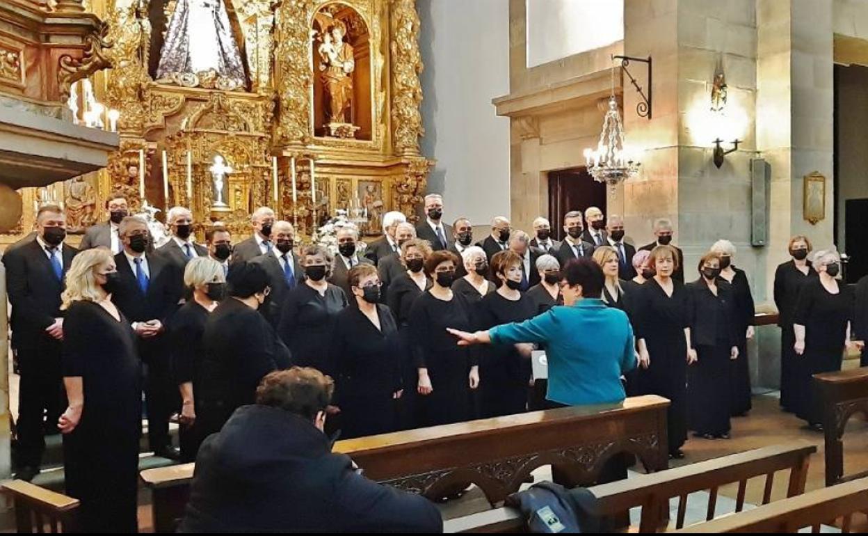 La Coral de Los Corrales en la iglesia parroquial.