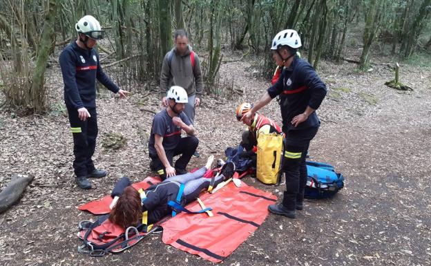 Evacuada del Monte Buciero en helicóptero una bilbaína que se lesionó el tobillo