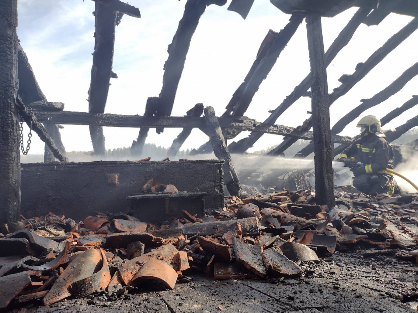 Fotos: Imágenes del incendio y el dispositivo de extinción de una vivienda en Colio, Cillorigo de Liébana