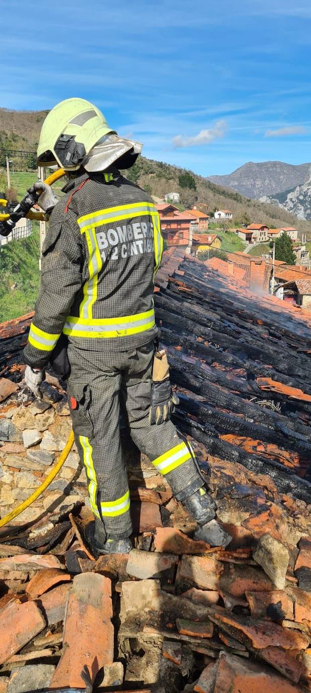 Fotos: Imágenes del incendio y el dispositivo de extinción de una vivienda en Colio, Cillorigo de Liébana