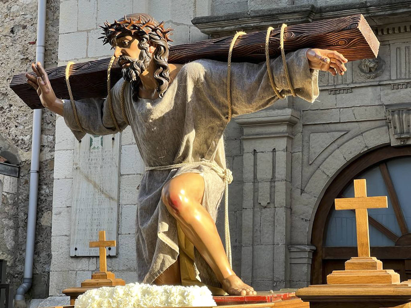 Fotos: Pasos y nazarenos en Santander en la Procesión de la Vera Cruz y Pasión del Señor