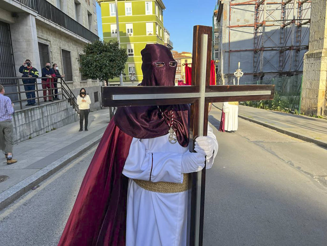 Fotos: Pasos y nazarenos en Santander en la Procesión de la Vera Cruz y Pasión del Señor