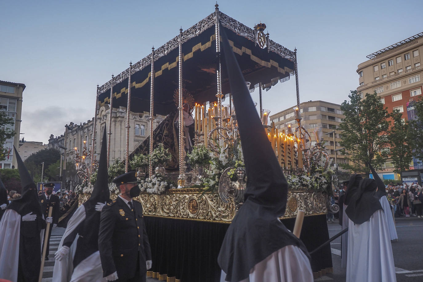 Fotos: Pasos y nazarenos en Santander en la Procesión de la Vera Cruz y Pasión del Señor