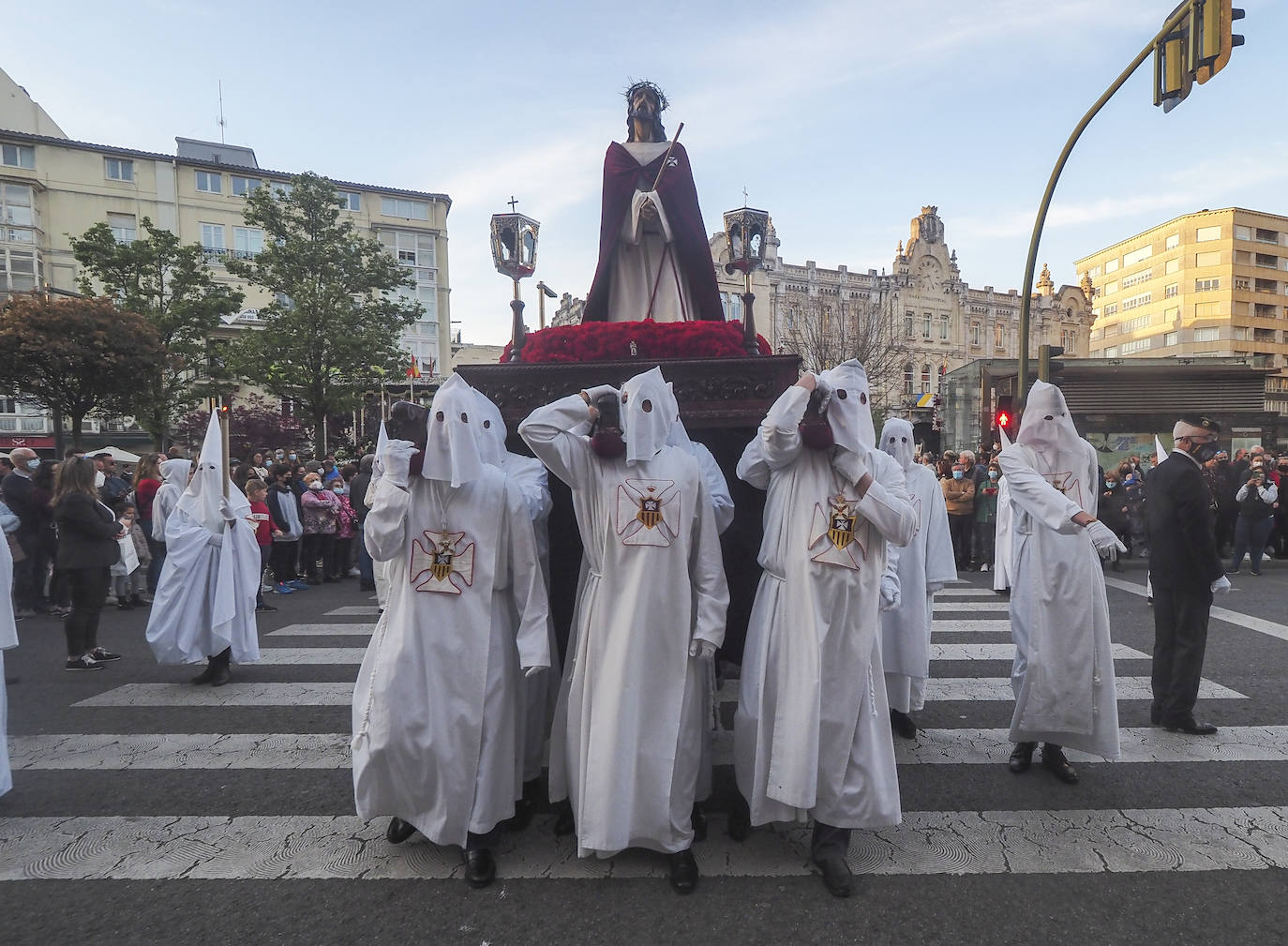 Fotos: Pasos y nazarenos en Santander en la Procesión de la Vera Cruz y Pasión del Señor