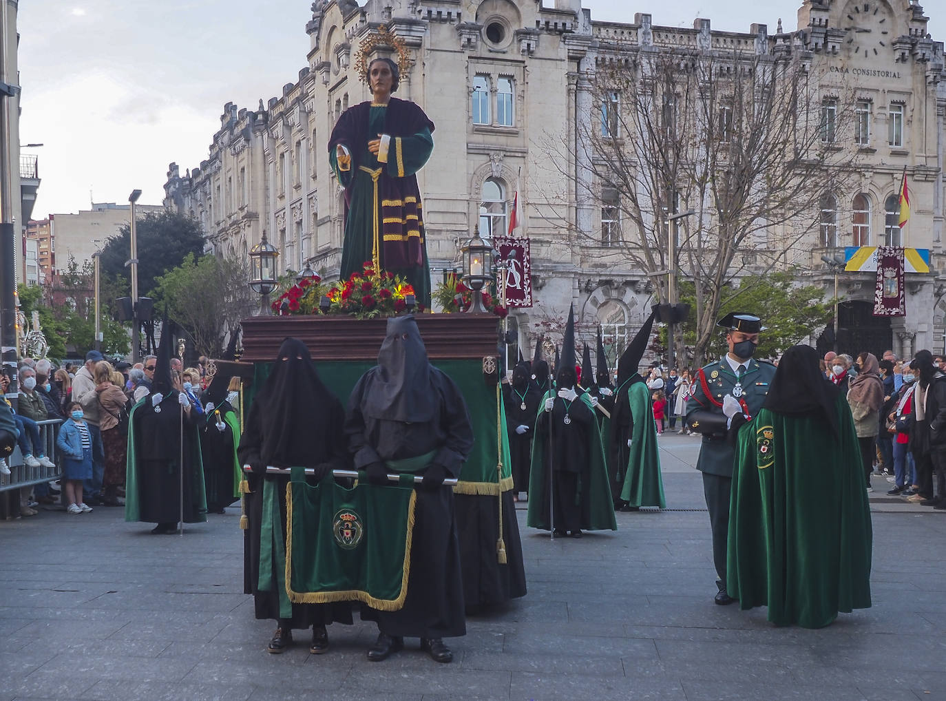 Fotos: Pasos y nazarenos en Santander en la Procesión de la Vera Cruz y Pasión del Señor