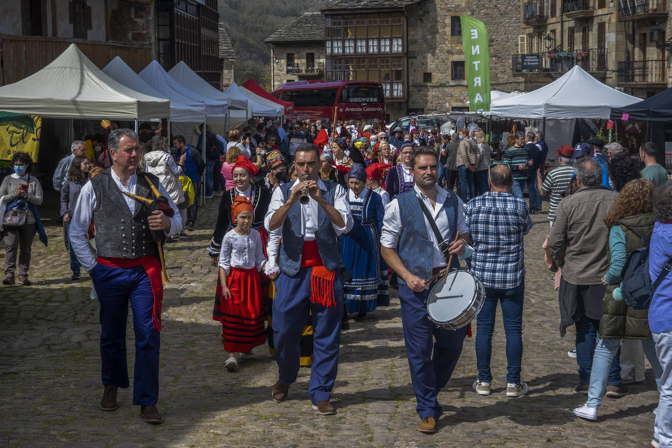 Cientos de personas se han acercado este jueves a Vega de Pas, en el primer día de la Gran Fiesta del Sobao Pasiego y la Quesada, que se celebra hasta el domingo. Este año recupera la programación con un mercado agroalimentario y artesanal, en la que están presentes fabricantes de sobao pasiego. Pasacalles de trajes típicos, aperitivos, romerías, oficios artesanos o concursos de bolo pasiego, son otros de los atractivos del programa de este año.