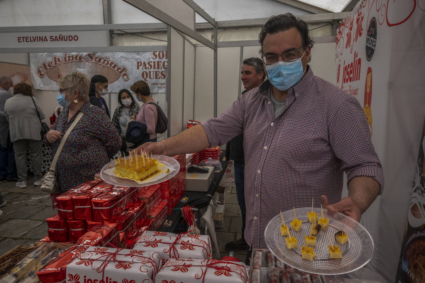 Cientos de personas se han acercado este jueves a Vega de Pas, en el primer día de la Gran Fiesta del Sobao Pasiego y la Quesada, que se celebra hasta el domingo. Este año recupera la programación con un mercado agroalimentario y artesanal, en la que están presentes fabricantes de sobao pasiego. Pasacalles de trajes típicos, aperitivos, romerías, oficios artesanos o concursos de bolo pasiego, son otros de los atractivos del programa de este año.