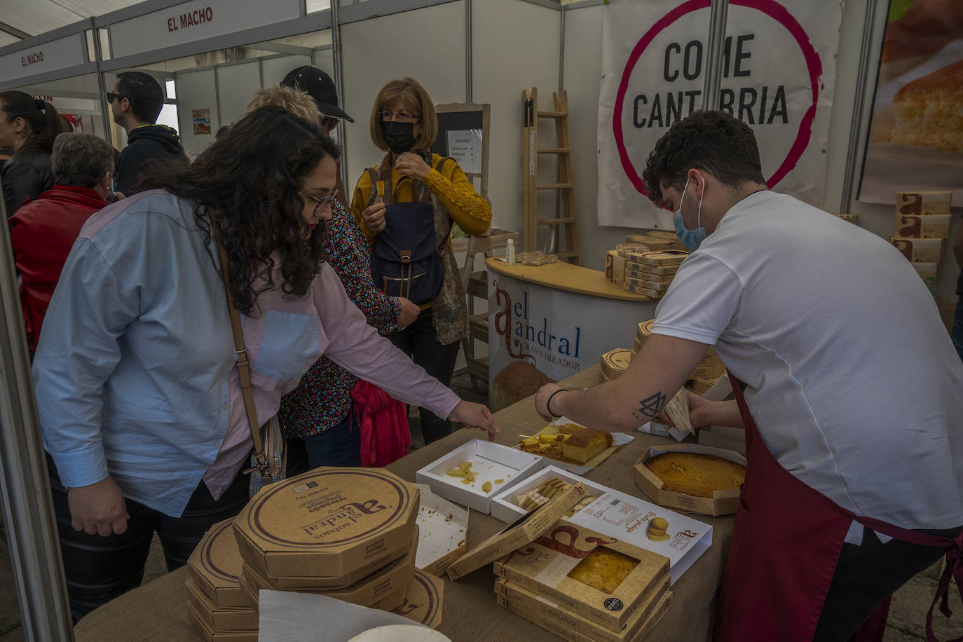 Cientos de personas se han acercado este jueves a Vega de Pas, en el primer día de la Gran Fiesta del Sobao Pasiego y la Quesada, que se celebra hasta el domingo. Este año recupera la programación con un mercado agroalimentario y artesanal, en la que están presentes fabricantes de sobao pasiego. Pasacalles de trajes típicos, aperitivos, romerías, oficios artesanos o concursos de bolo pasiego, son otros de los atractivos del programa de este año.