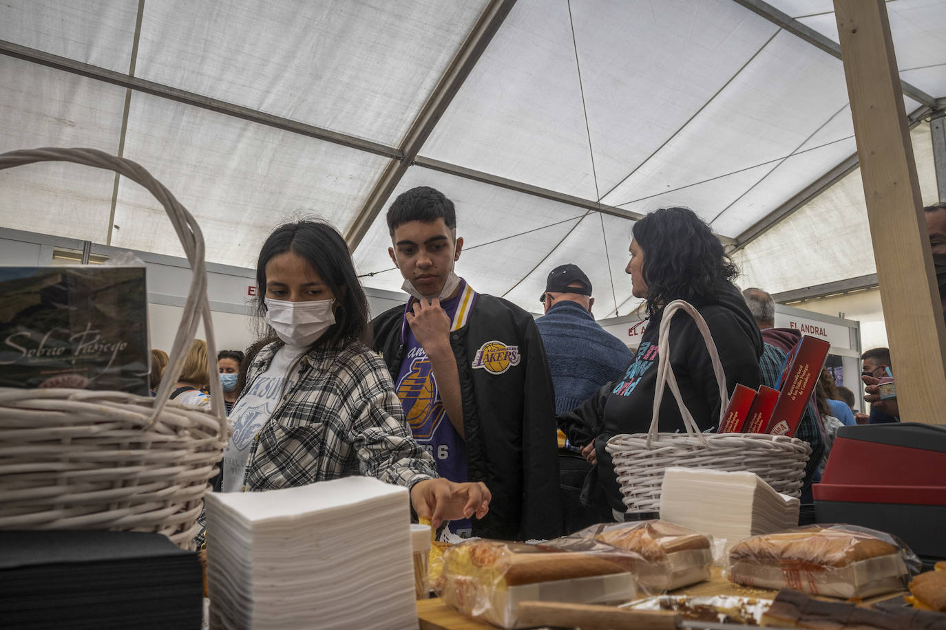 Cientos de personas se han acercado este jueves a Vega de Pas, en el primer día de la Gran Fiesta del Sobao Pasiego y la Quesada, que se celebra hasta el domingo. Este año recupera la programación con un mercado agroalimentario y artesanal, en la que están presentes fabricantes de sobao pasiego. Pasacalles de trajes típicos, aperitivos, romerías, oficios artesanos o concursos de bolo pasiego, son otros de los atractivos del programa de este año.