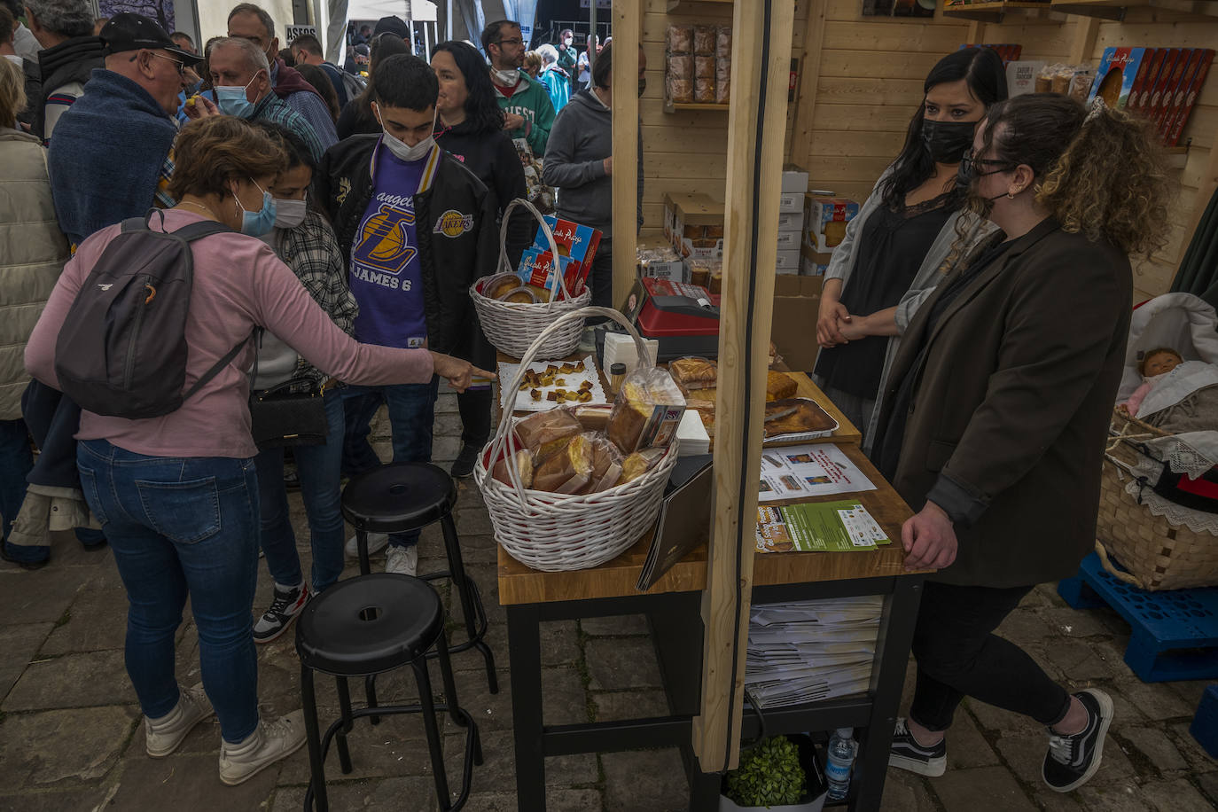 Cientos de personas se han acercado este jueves a Vega de Pas, en el primer día de la Gran Fiesta del Sobao Pasiego y la Quesada, que se celebra hasta el domingo. Este año recupera la programación con un mercado agroalimentario y artesanal, en la que están presentes fabricantes de sobao pasiego. Pasacalles de trajes típicos, aperitivos, romerías, oficios artesanos o concursos de bolo pasiego, son otros de los atractivos del programa de este año.