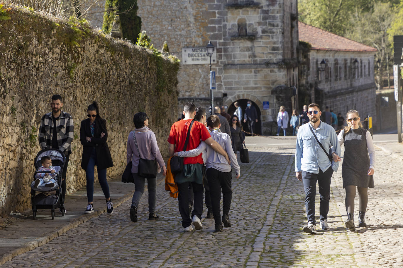 Imágenes de este Jueves Santo en Santander, Santillana del Mar y Suances, localidades en las que se observa que esta Semana Santa ha recuperado el ambiente de antes de la pandemia.