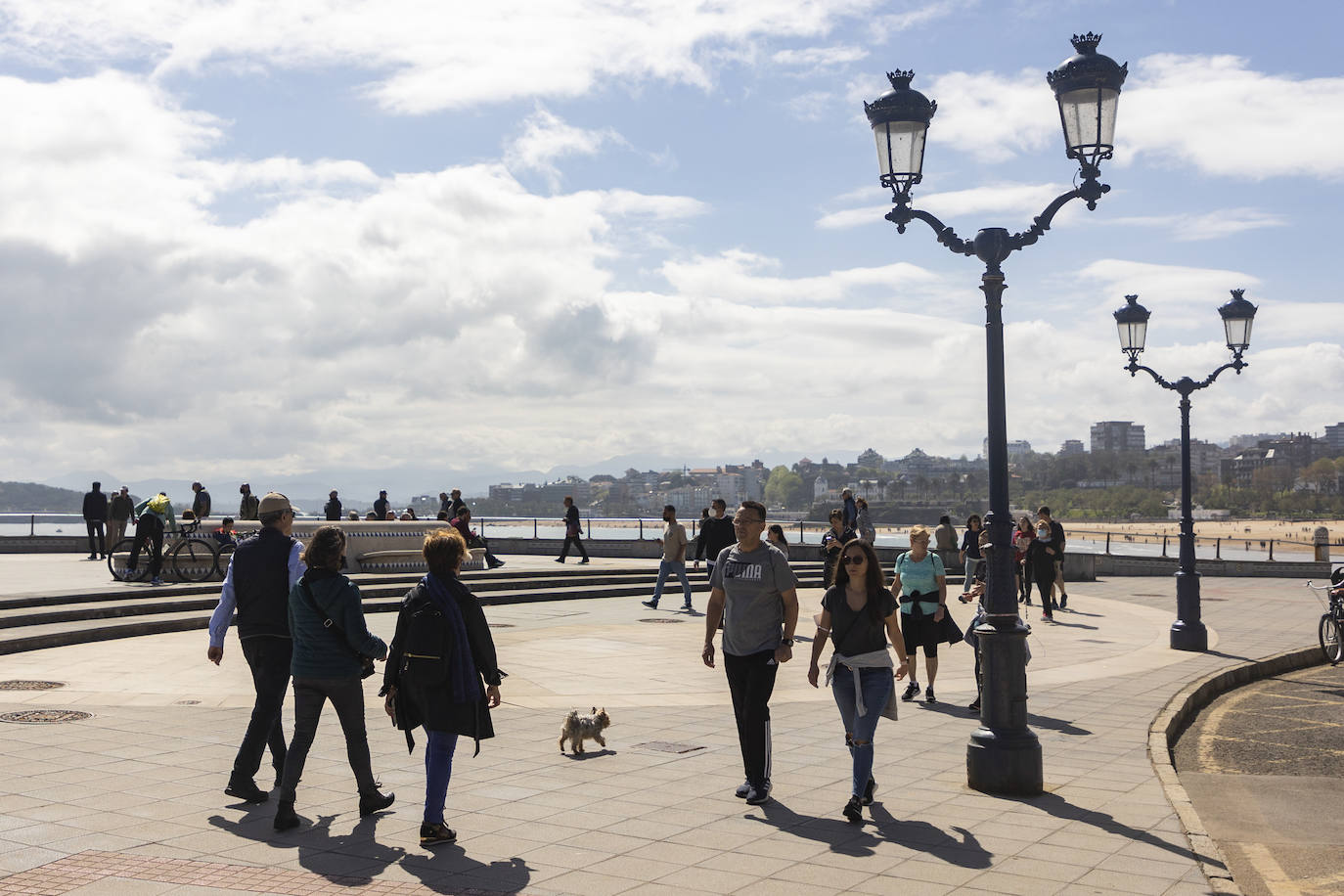 Imágenes de este Jueves Santo en Santander, Santillana del Mar y Suances, localidades en las que se observa que esta Semana Santa ha recuperado el ambiente de antes de la pandemia.