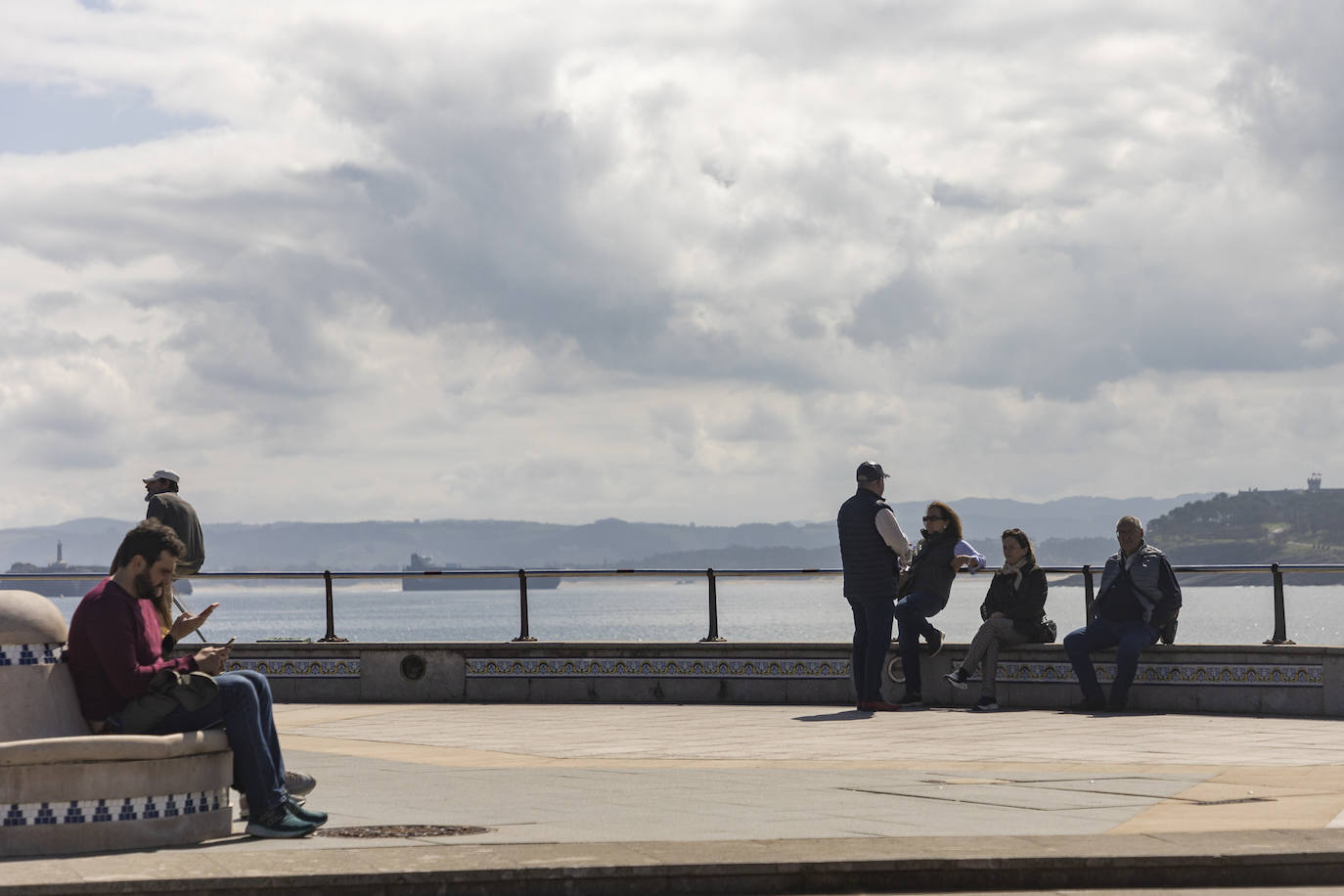 Imágenes de este Jueves Santo en Santander, Santillana del Mar y Suances, localidades en las que se observa que esta Semana Santa ha recuperado el ambiente de antes de la pandemia.