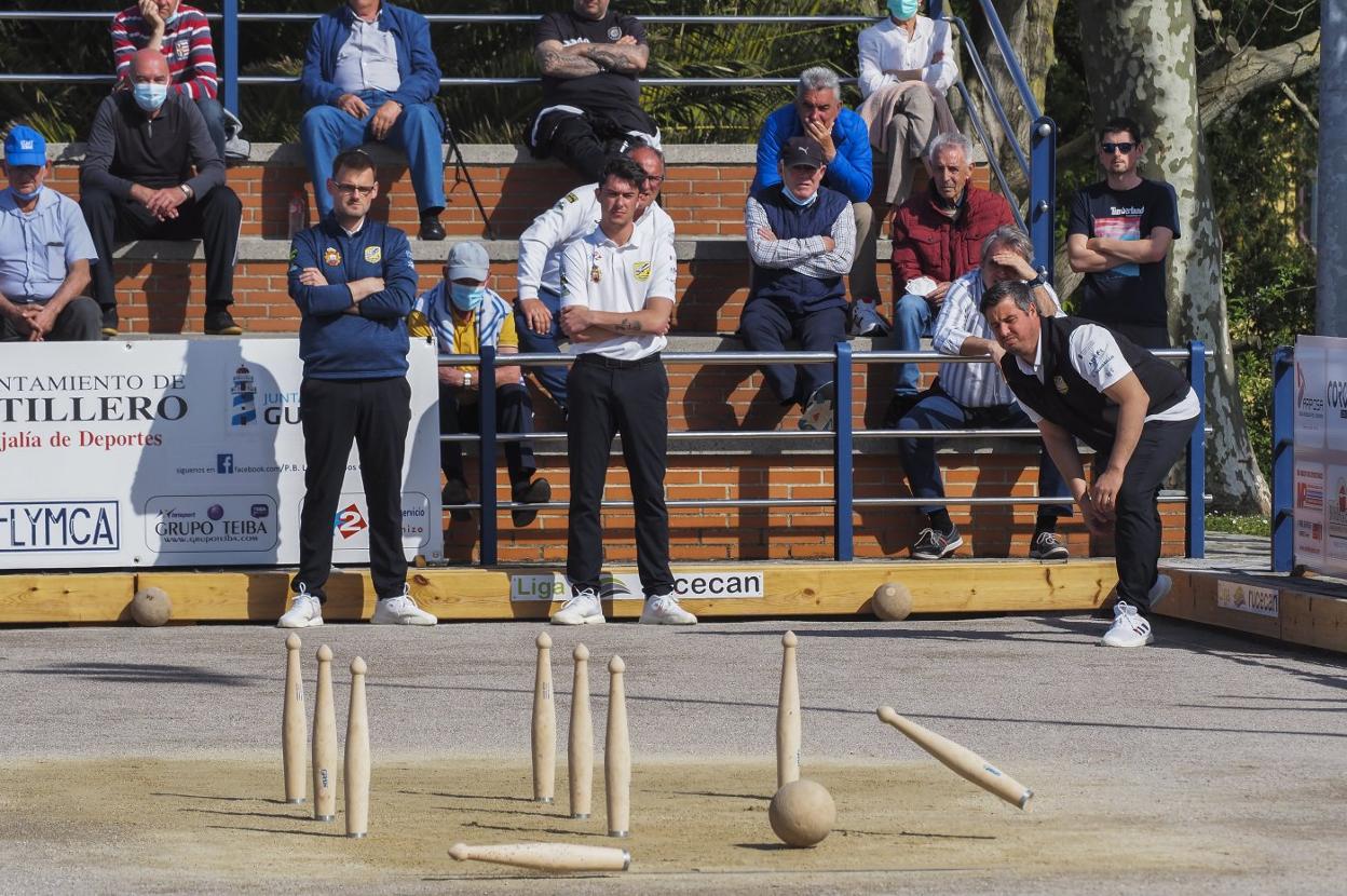 Carlos Gandarillas, al birle para Los Remedios ante la mirada de Edu Herrera (izquierda) y Luis Vallines. 