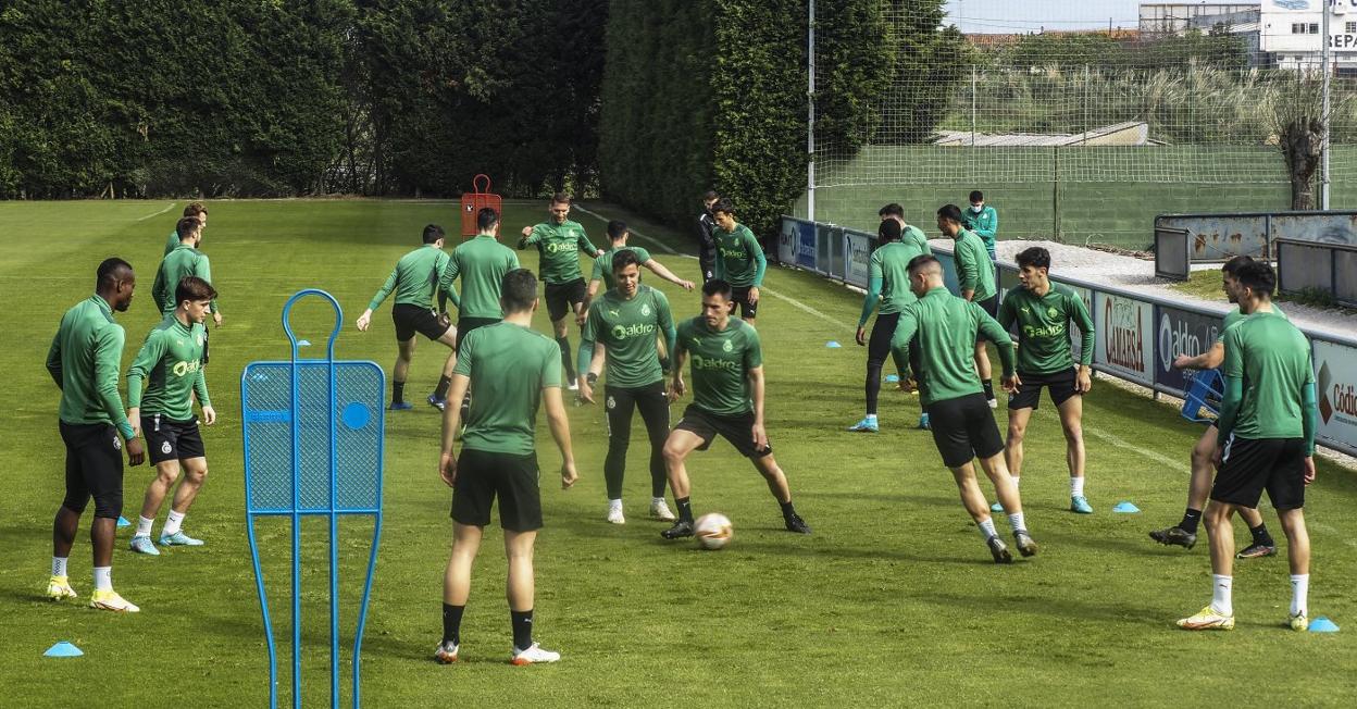 Confianza. La plantilla al completo de un Racing enrachado prepara en La Albericia el partido del sábado ante la UD Logroñés. 