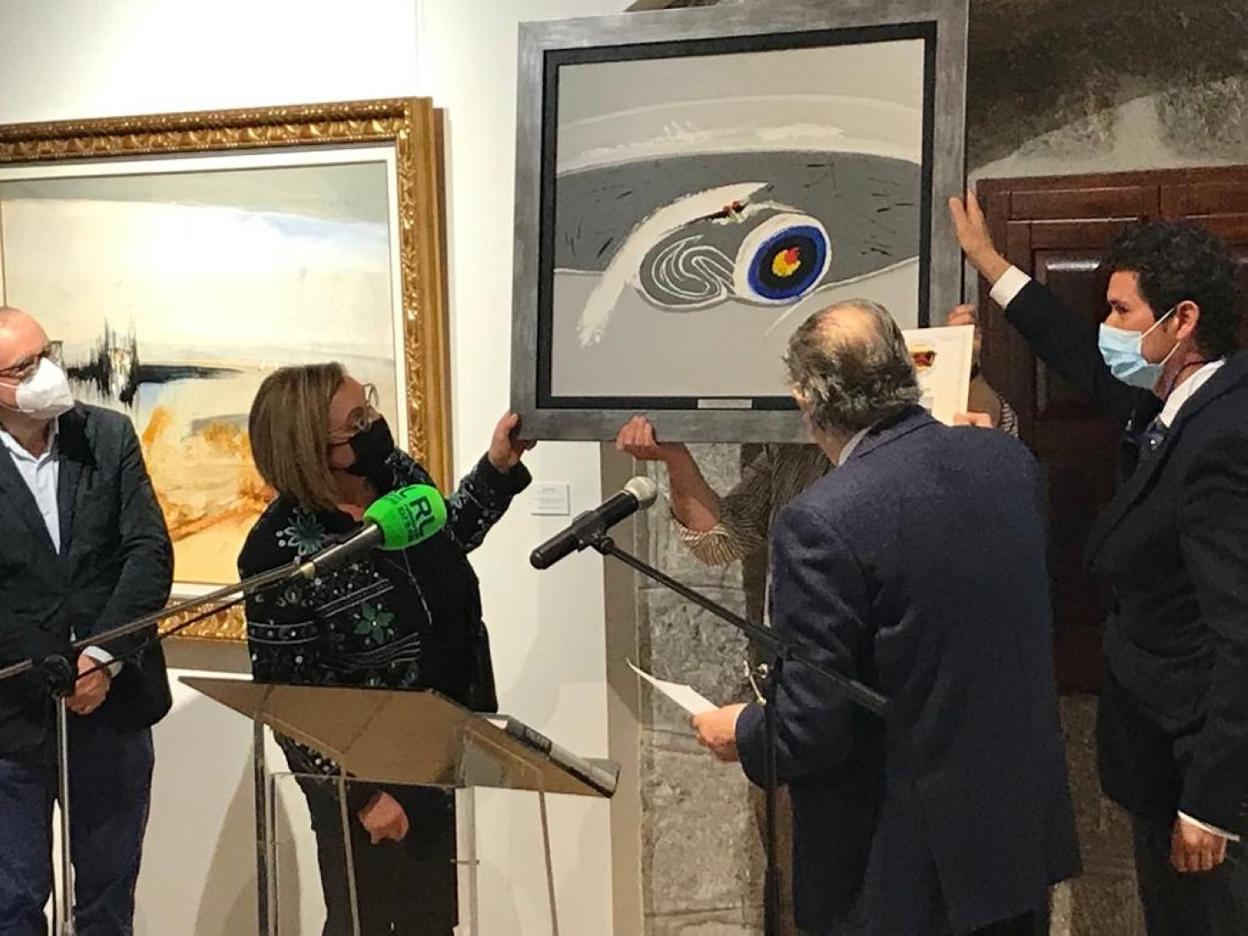 La Fundación del pintor entregó al Ayuntamiento de Laredo la obra 'Espumas' de Julio de Pablo. 