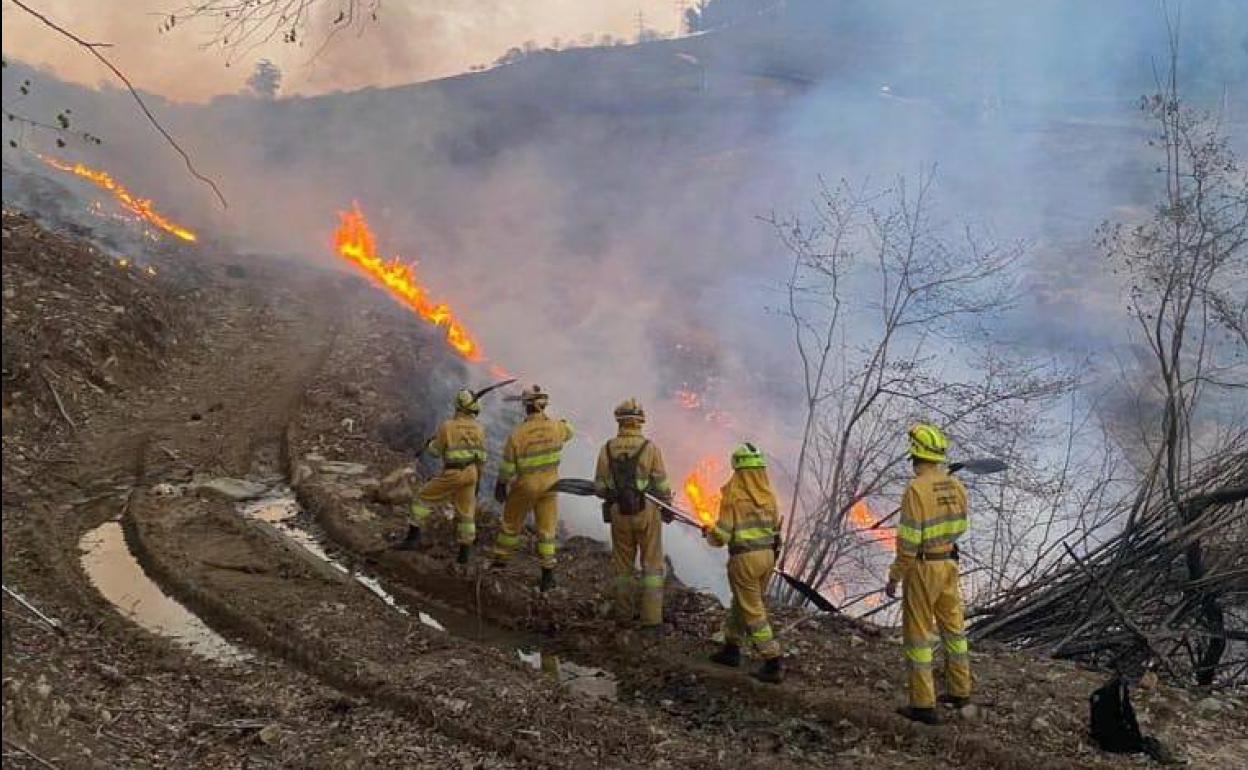 Imagen del incendio de Lamasón, ayer por la tarde, que ha quemado la línea,