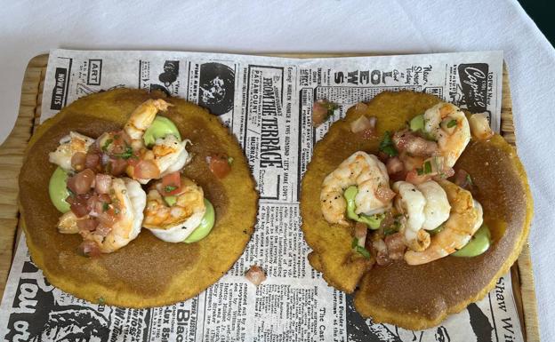 Tortos de maíz con crema de aguacate, langostinos y pico de gallo. 