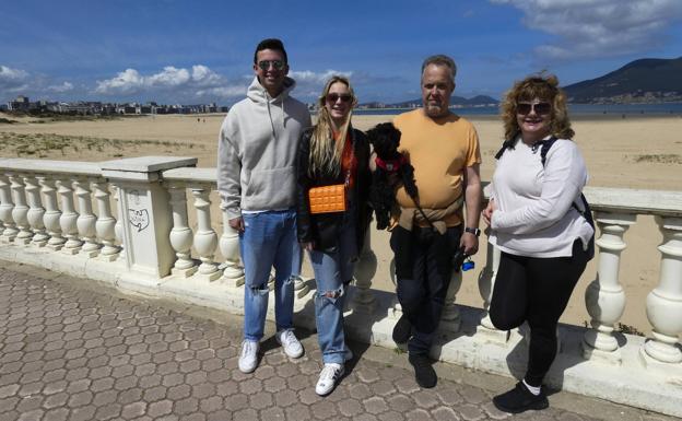 Alejandro, Laura y sus padres, Antonio y María Antonia, se asoman con su perrita a la playa Salvé de Laredo.