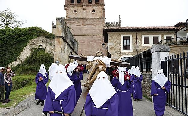 Imagen principal - La procesión del Santo Entierro recorre San Vicente