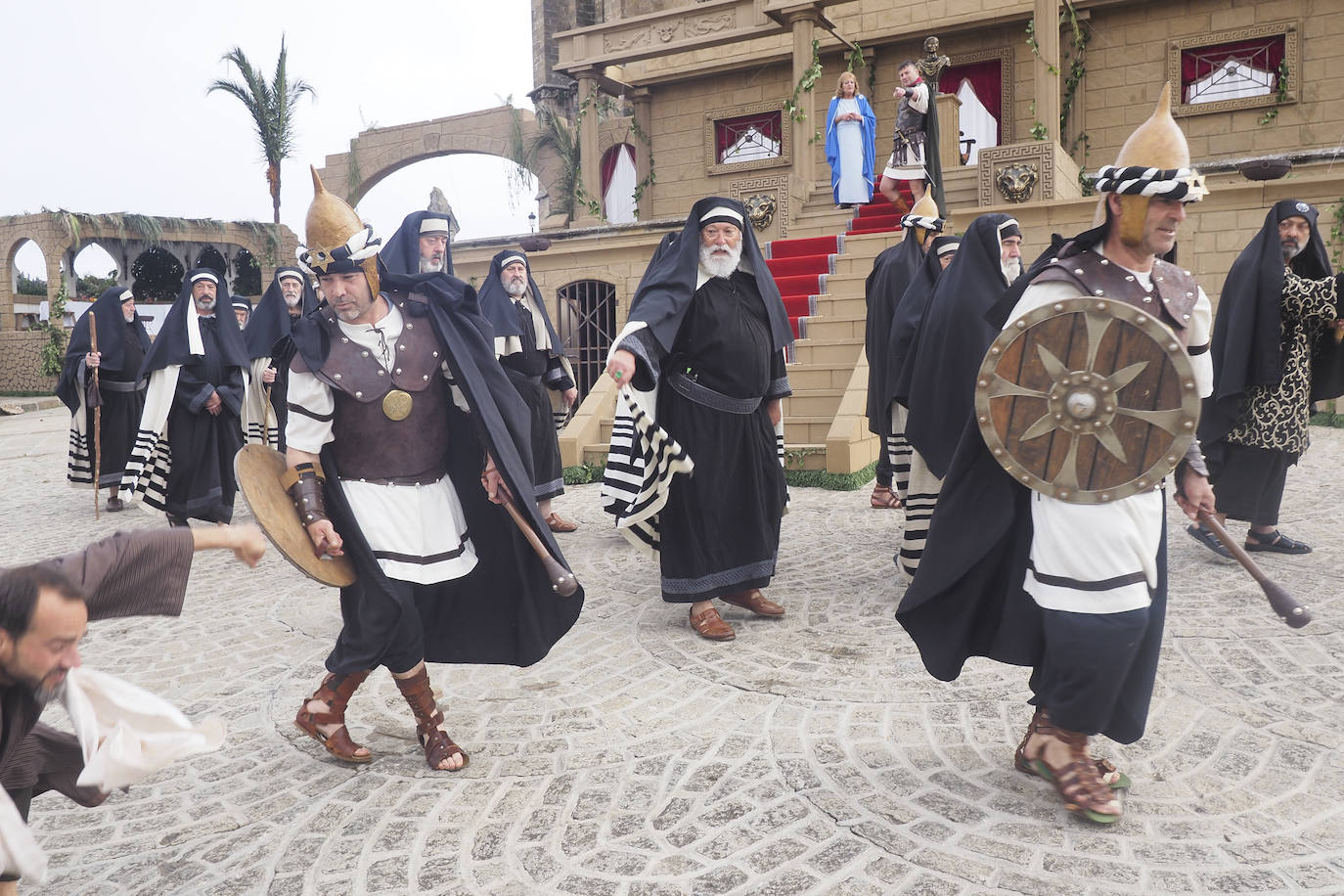 Alrededor de 700 vecinos recrean las últimas horas de Jesús de Nazaret en la fiesta más emblemática de la ciudad. Con renovada ilusión, después de dos años sin poder celebrarse, Castro Urdiales se convierte este Viernes Santo en el centro de la devoción de la Semana Santa en Cantabria.