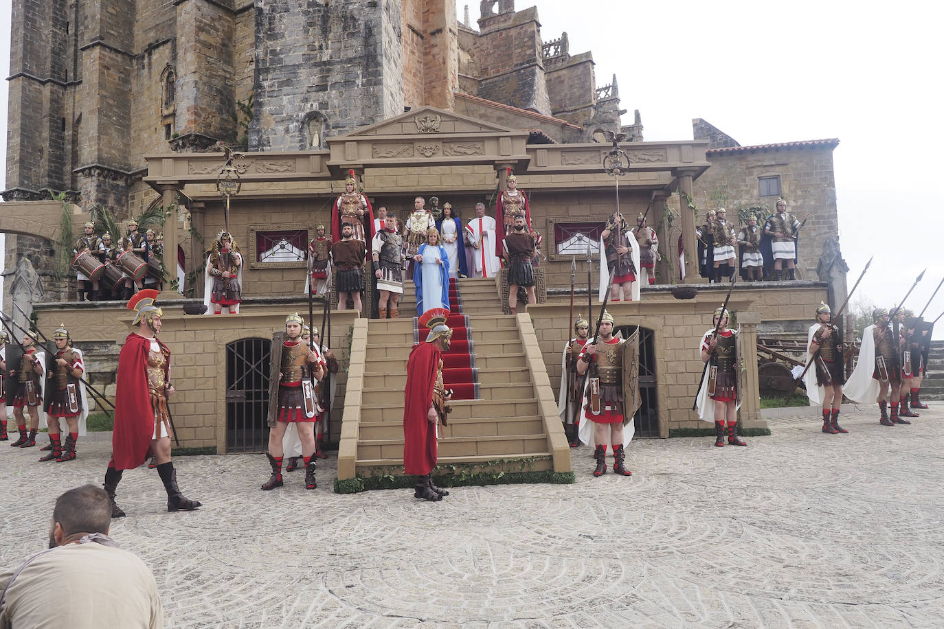 Alrededor de 700 vecinos recrean las últimas horas de Jesús de Nazaret en la fiesta más emblemática de la ciudad. Con renovada ilusión, después de dos años sin poder celebrarse, Castro Urdiales se convierte este Viernes Santo en el centro de la devoción de la Semana Santa en Cantabria.