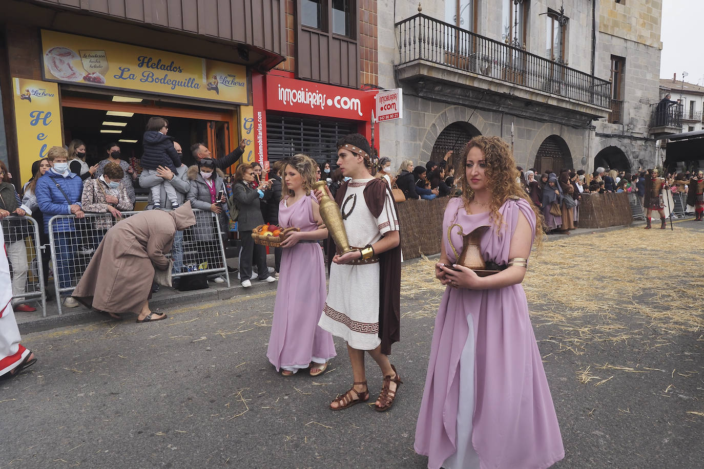 Alrededor de 700 vecinos recrean las últimas horas de Jesús de Nazaret en la fiesta más emblemática de la ciudad. Con renovada ilusión, después de dos años sin poder celebrarse, Castro Urdiales se convierte este Viernes Santo en el centro de la devoción de la Semana Santa en Cantabria.