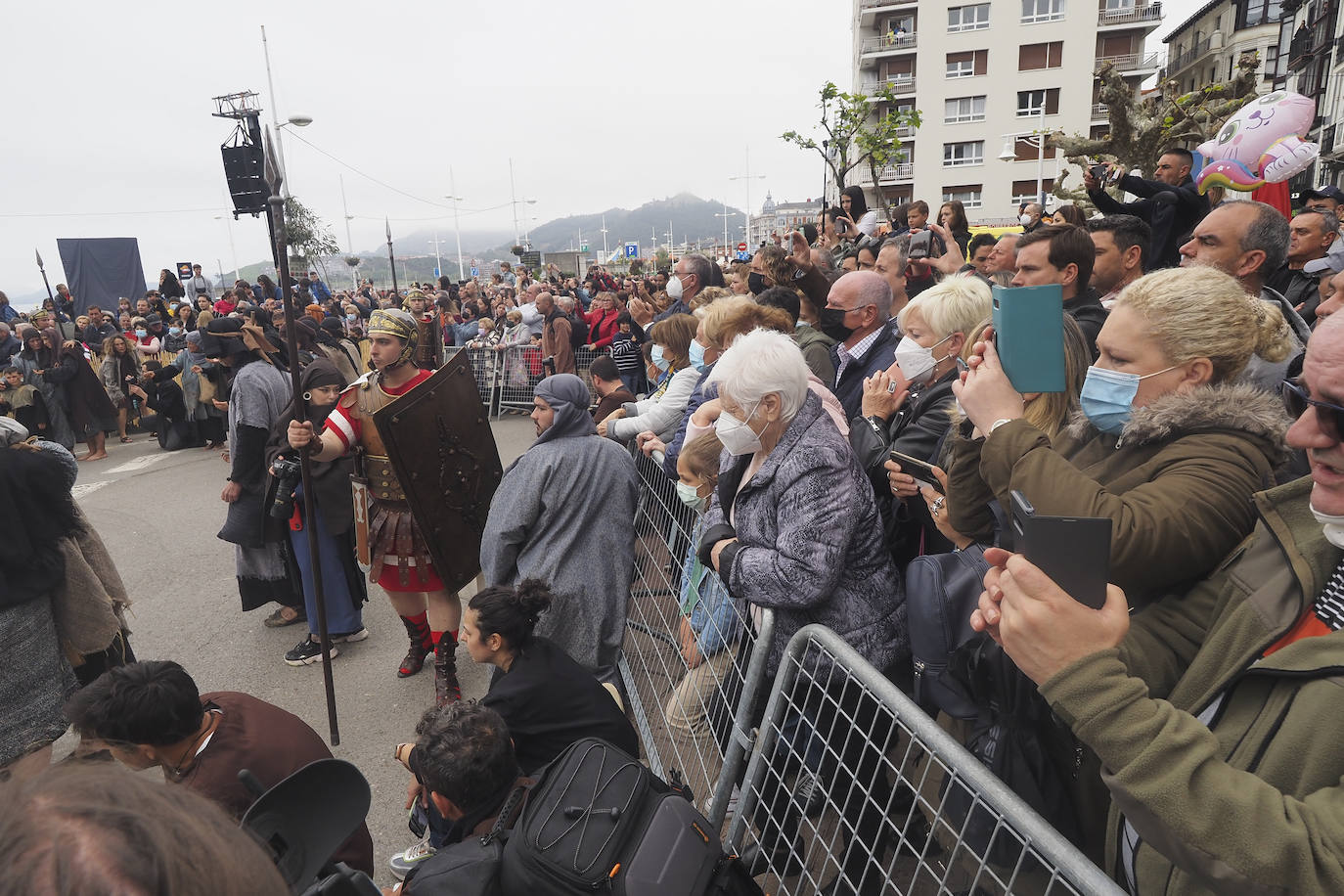 Alrededor de 700 vecinos recrean las últimas horas de Jesús de Nazaret en la fiesta más emblemática de la ciudad. Con renovada ilusión, después de dos años sin poder celebrarse, Castro Urdiales se convierte este Viernes Santo en el centro de la devoción de la Semana Santa en Cantabria.