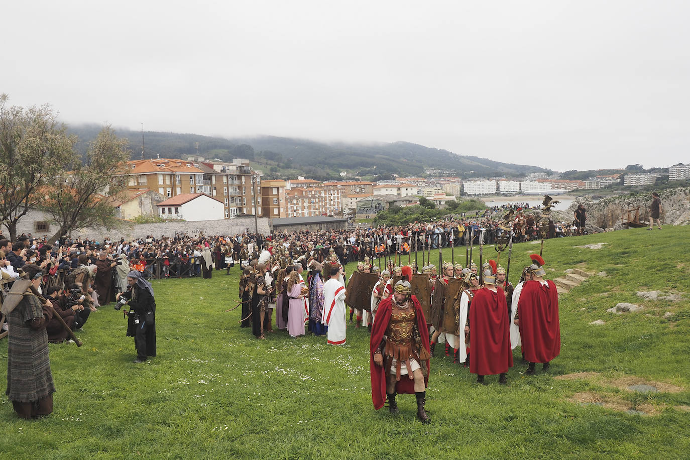 Alrededor de 700 vecinos recrean las últimas horas de Jesús de Nazaret en la fiesta más emblemática de la ciudad. Con renovada ilusión, después de dos años sin poder celebrarse, Castro Urdiales se convierte este Viernes Santo en el centro de la devoción de la Semana Santa en Cantabria.