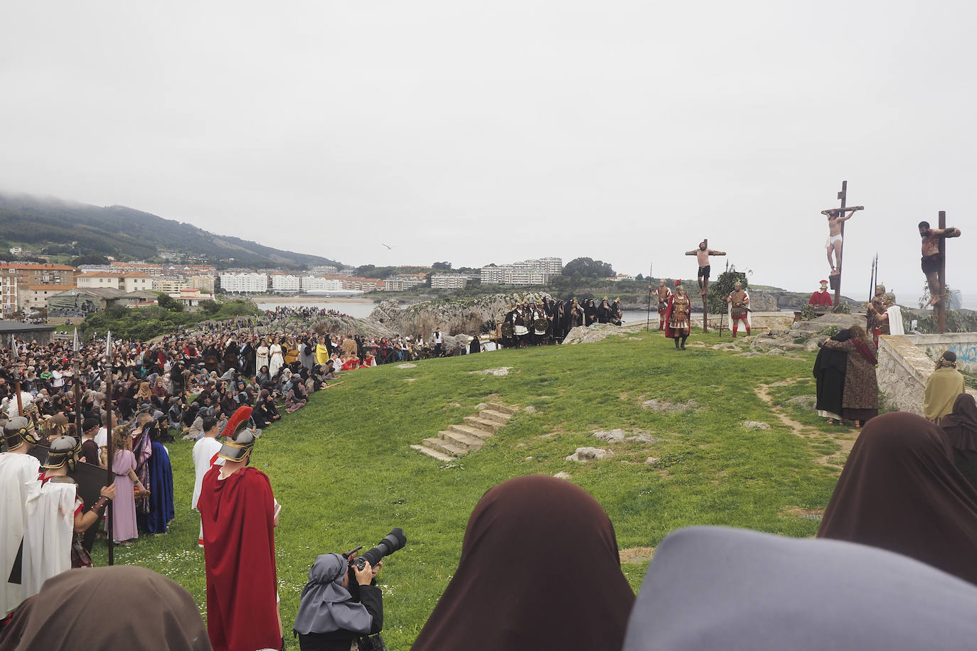 Alrededor de 700 vecinos recrean las últimas horas de Jesús de Nazaret en la fiesta más emblemática de la ciudad. Con renovada ilusión, después de dos años sin poder celebrarse, Castro Urdiales se convierte este Viernes Santo en el centro de la devoción de la Semana Santa en Cantabria.