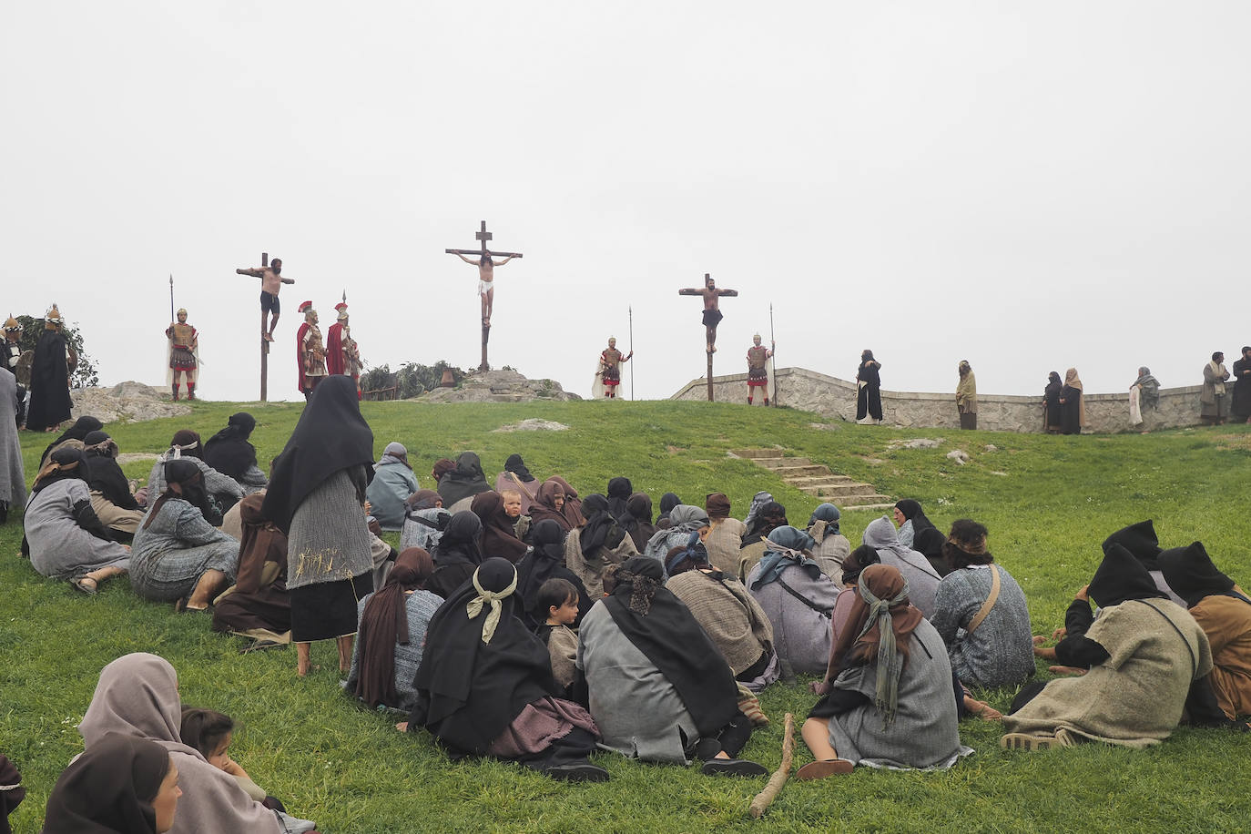 Alrededor de 700 vecinos recrean las últimas horas de Jesús de Nazaret en la fiesta más emblemática de la ciudad. Con renovada ilusión, después de dos años sin poder celebrarse, Castro Urdiales se convierte este Viernes Santo en el centro de la devoción de la Semana Santa en Cantabria.