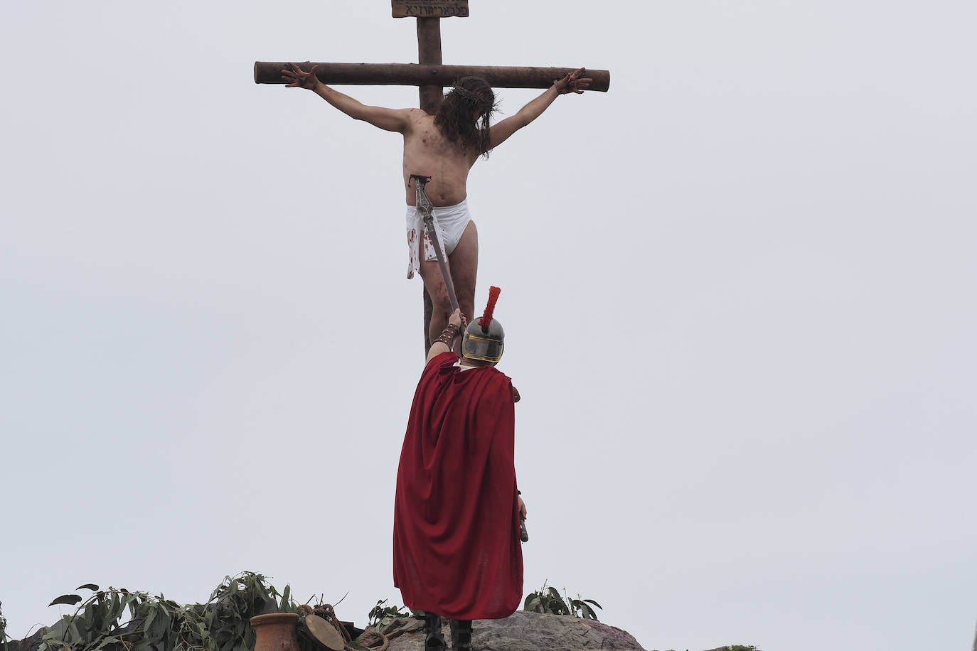 Alrededor de 700 vecinos recrean las últimas horas de Jesús de Nazaret en la fiesta más emblemática de la ciudad. Con renovada ilusión, después de dos años sin poder celebrarse, Castro Urdiales se convierte este Viernes Santo en el centro de la devoción de la Semana Santa en Cantabria.