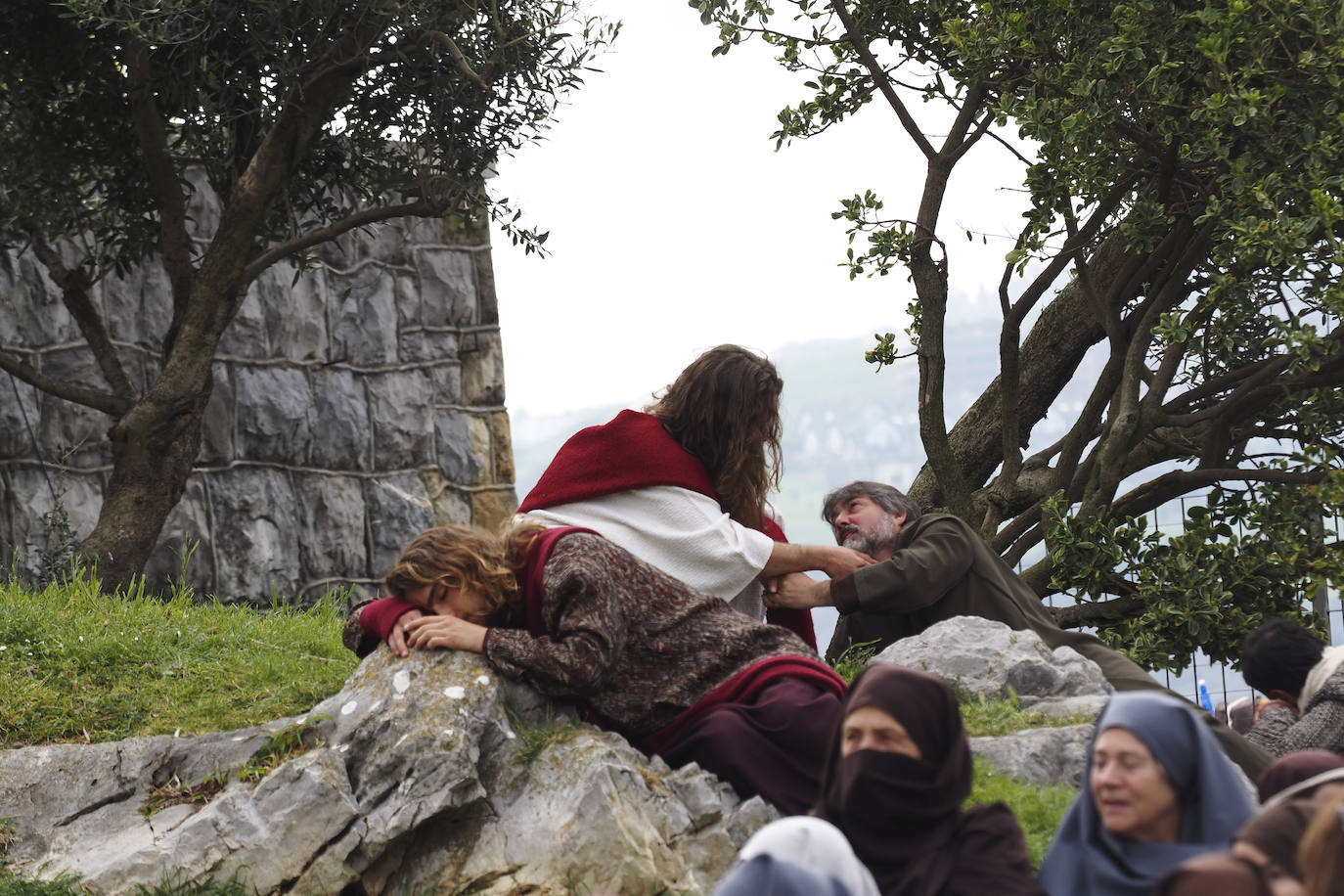 Alrededor de 700 vecinos recrean las últimas horas de Jesús de Nazaret en la fiesta más emblemática de la ciudad. Con renovada ilusión, después de dos años sin poder celebrarse, Castro Urdiales se convierte este Viernes Santo en el centro de la devoción de la Semana Santa en Cantabria.