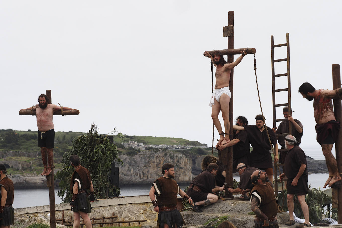 Alrededor de 700 vecinos recrean las últimas horas de Jesús de Nazaret en la fiesta más emblemática de la ciudad. Con renovada ilusión, después de dos años sin poder celebrarse, Castro Urdiales se convierte este Viernes Santo en el centro de la devoción de la Semana Santa en Cantabria.