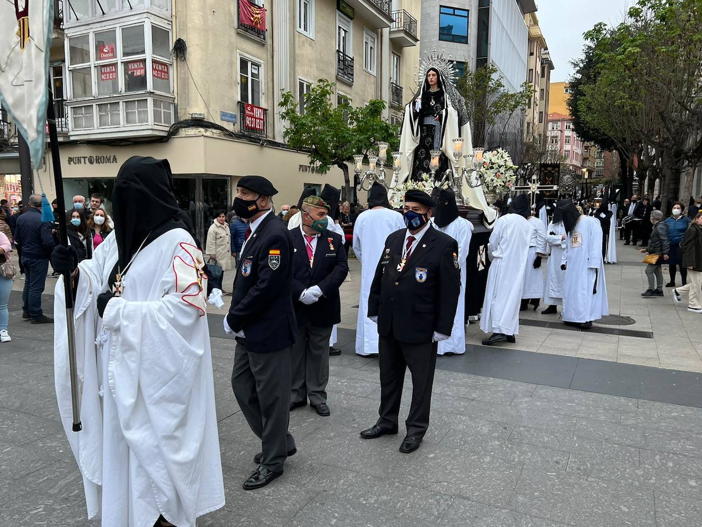 Arrancó a las 20.00 horas desde la plaza del Ayuntamiento para recorrer Calvo Sotelo, Paseo de Pereda y Lope de Vega