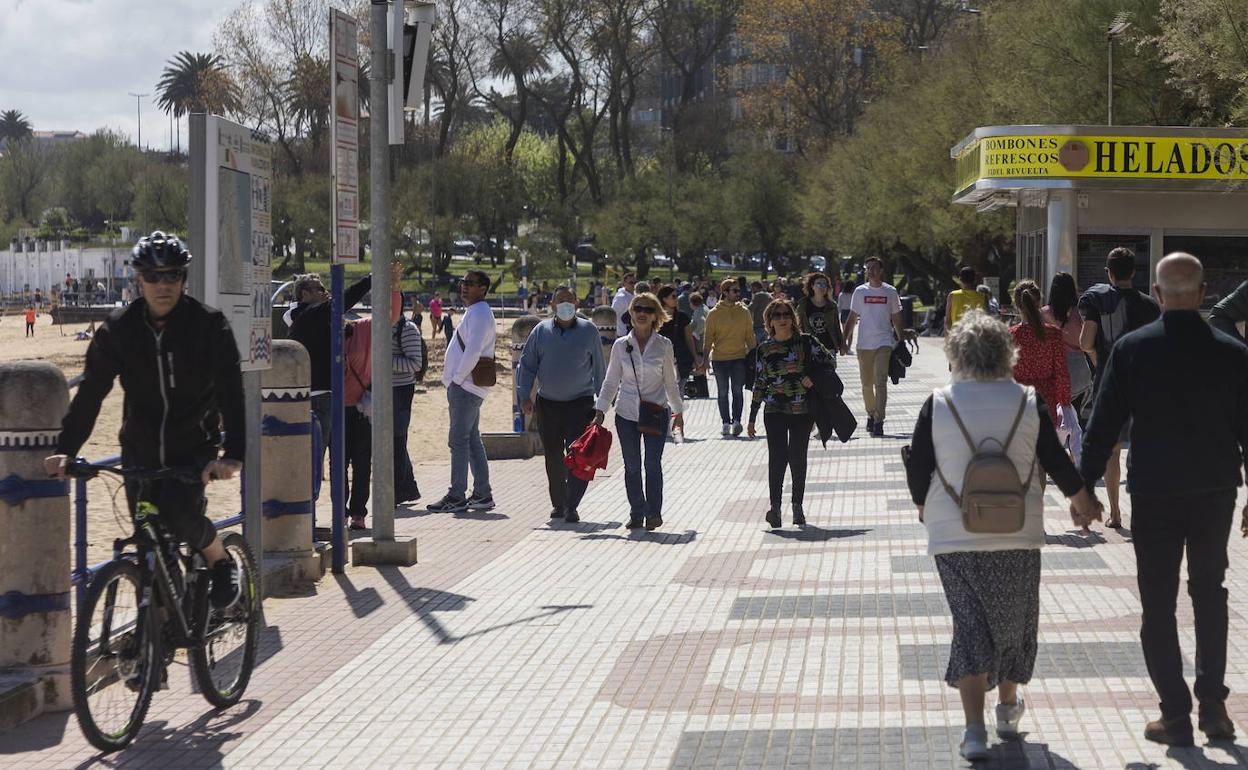 Turistas y vecinos de Santander paseando esta Semana Santa 