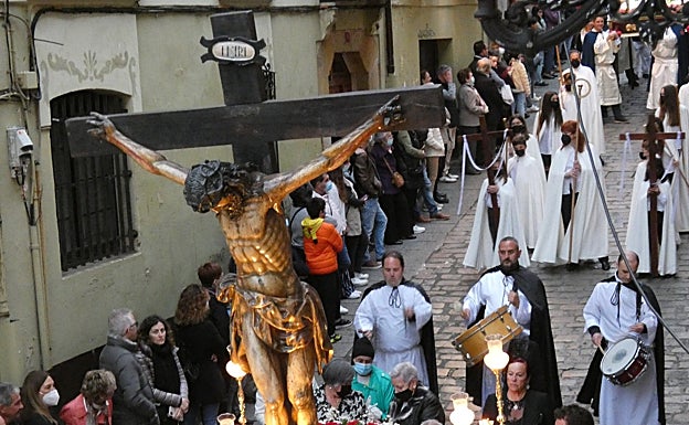 Imagen principal - Distintos pasos por las calles de Laredo 