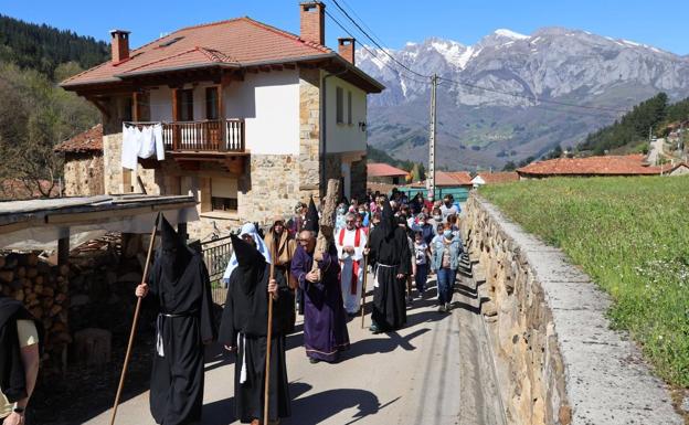 Imagen principal - El valle de Bedoya volvió a celebrar el viacrucis