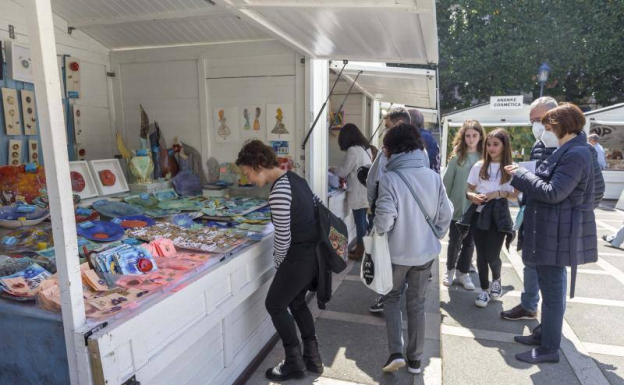 Varios clientes se asoman a los expositores de la feria buscando algún detalle de su gusto. 