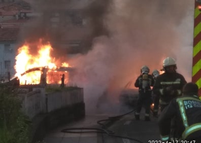 Imagen secundaria 1 - Calcinados dos vehículos en el Alto de Laredo