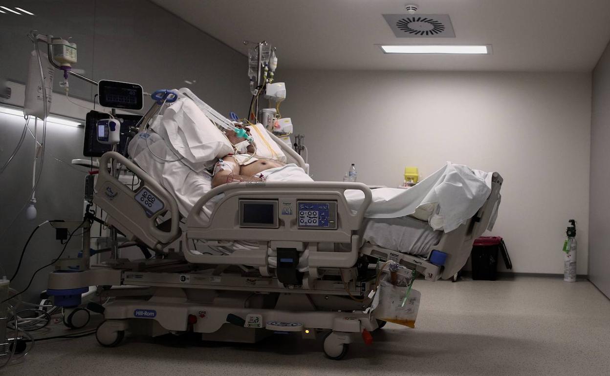 Cantabria suma dos fallecidos y alcanza los 50 hospitalizados mientras la incidencia sigue al alza